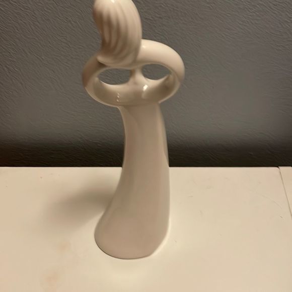 Circle of love “In His Hands” Girl with Cross - Picture 2 of 4